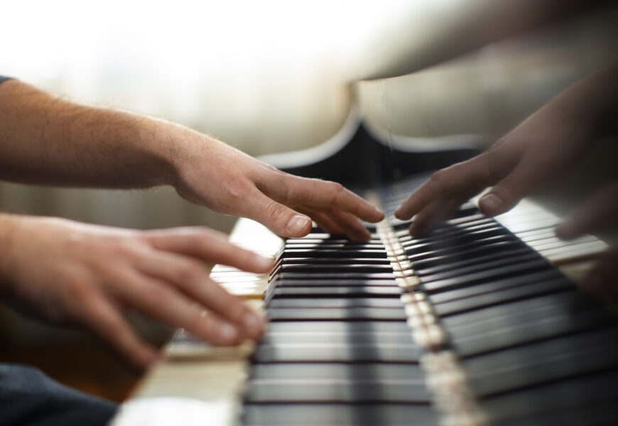 Side view hands playing pianoa copia 2