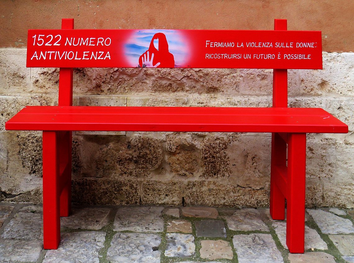 1522 una panchina rossa per ricordare tutte le donne vittime di violenza No alla violenza sulle donne